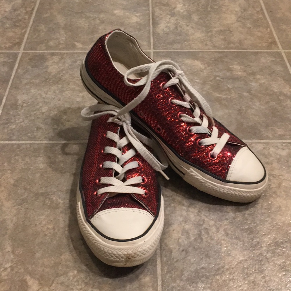 Converse 8.5 Glittery Red Low Tops